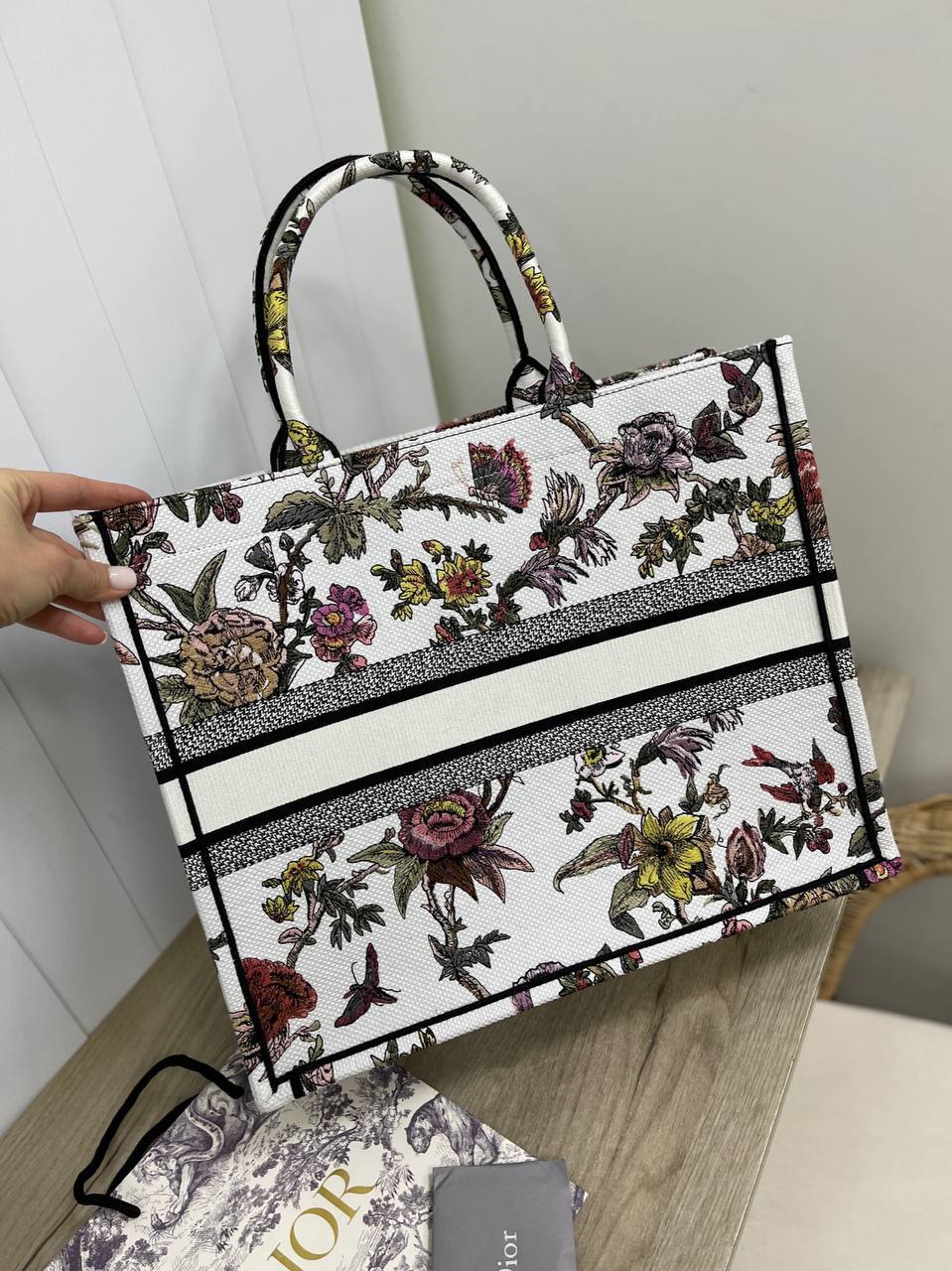 Элитная женская белая сумка Book Tote Toile de Jouy 42 см Christian Dior BP-25019 Элитная женская белая сумка Book Tote Toile de Jouy 42 см Christian Dior BP-25019