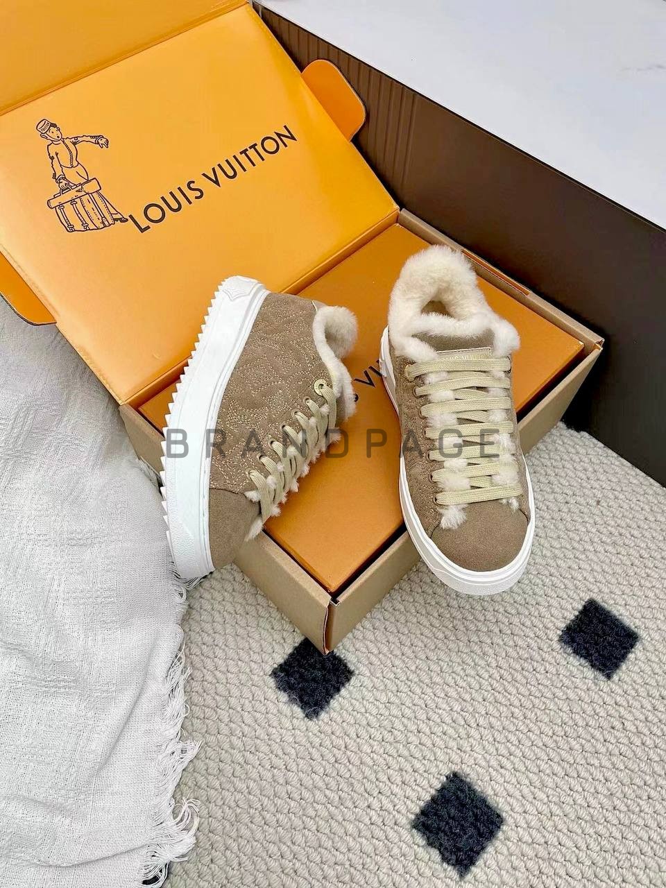 Кроссовки женские меховые Louis Vuitton из меха BPLUX12561 Кроссовки женские меховые Louis Vuitton из меха BPLUX12561