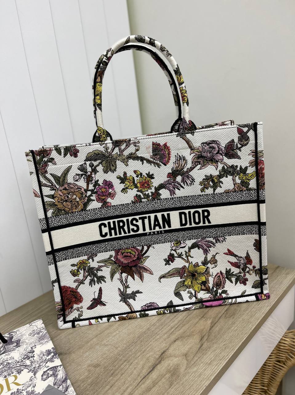 Элитная женская белая сумка Book Tote Toile de Jouy 42 см Christian Dior BP-25019 Элитная женская белая сумка Book Tote Toile de Jouy 42 см Christian Dior BP-25019