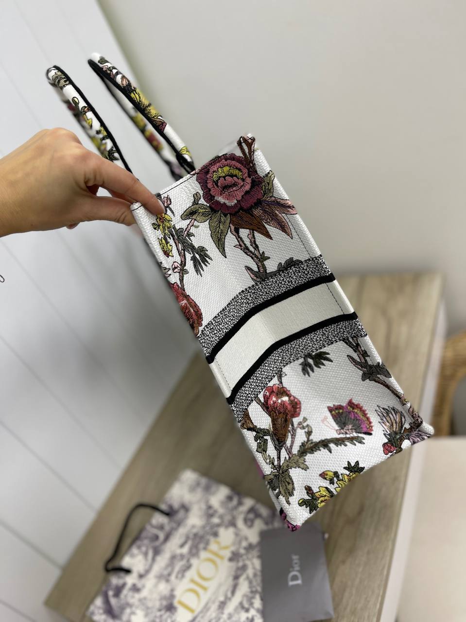 Элитная женская белая сумка Book Tote Toile de Jouy 42 см Christian Dior BP-25019 Элитная женская белая сумка Book Tote Toile de Jouy 42 см Christian Dior BP-25019