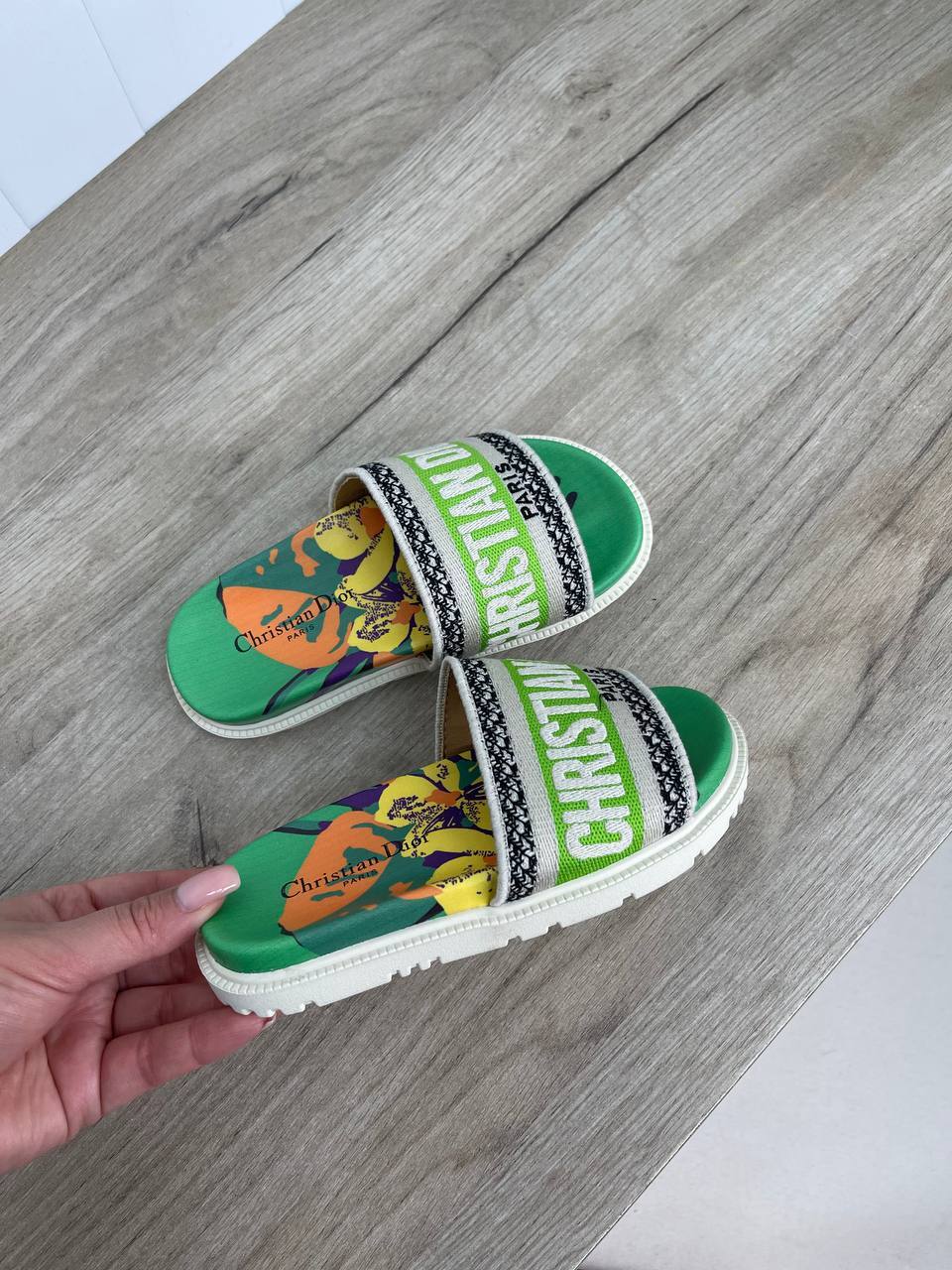 Комфортные шлёпанцы из мягких материалов Christian Dior Комфортные шлёпанцы из мягких материалов Christian Dior
