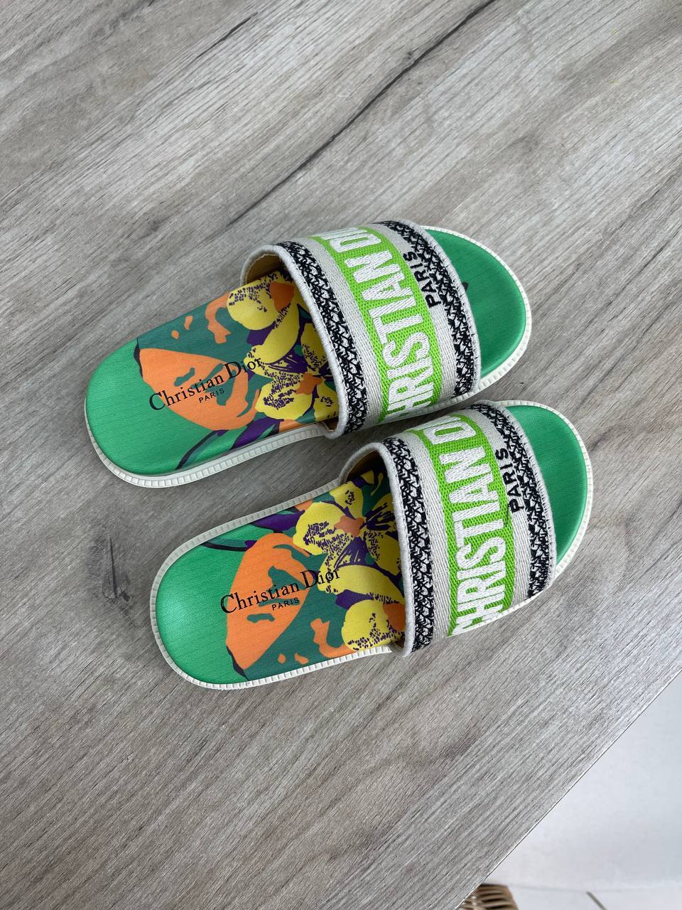 Комфортные шлёпанцы из мягких материалов Christian Dior Комфортные шлёпанцы из мягких материалов Christian Dior