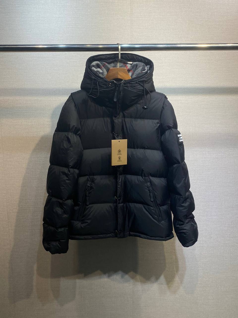 Элитный пуховик-жилет черный Burberry BP-424587 Элитный пуховик-жилет черный Burberry BP-424587