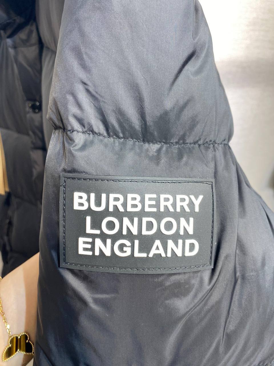 Элитный пуховик-жилет черный Burberry BP-424587 Элитный пуховик-жилет черный Burberry BP-424587