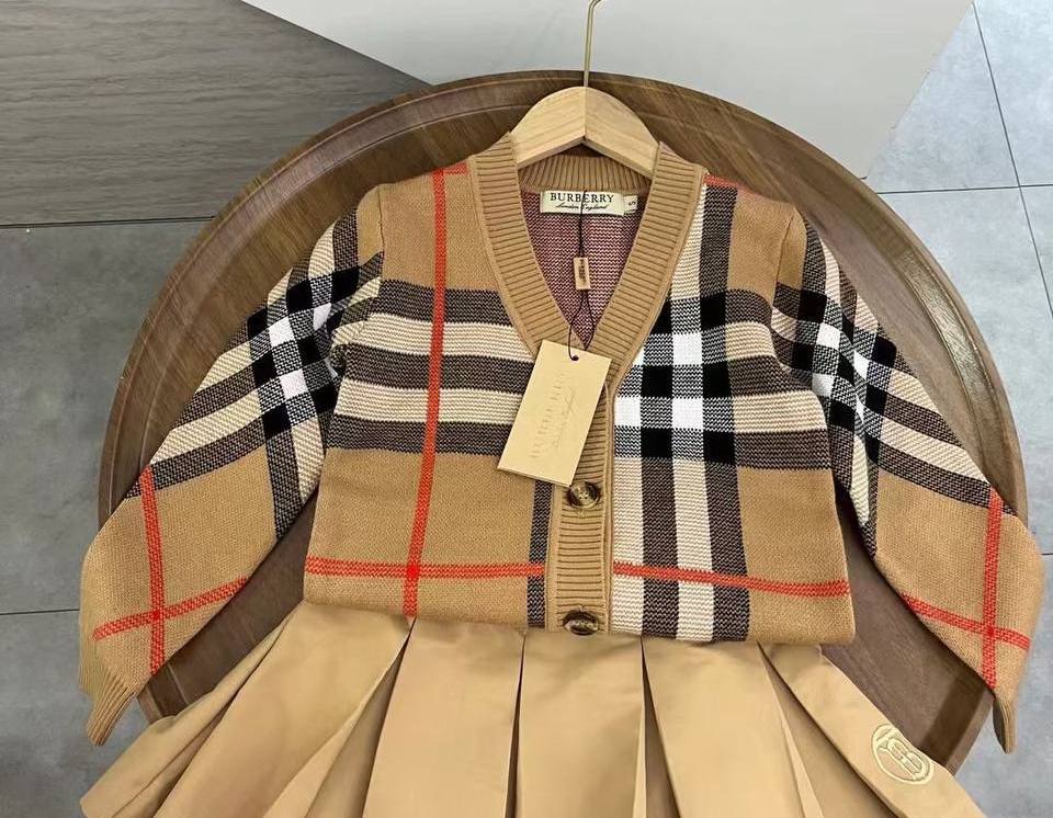 Кардиган из высококачественного материала Burberry BP-17883 Кардиган из высококачественного материала Burberry BP-17883