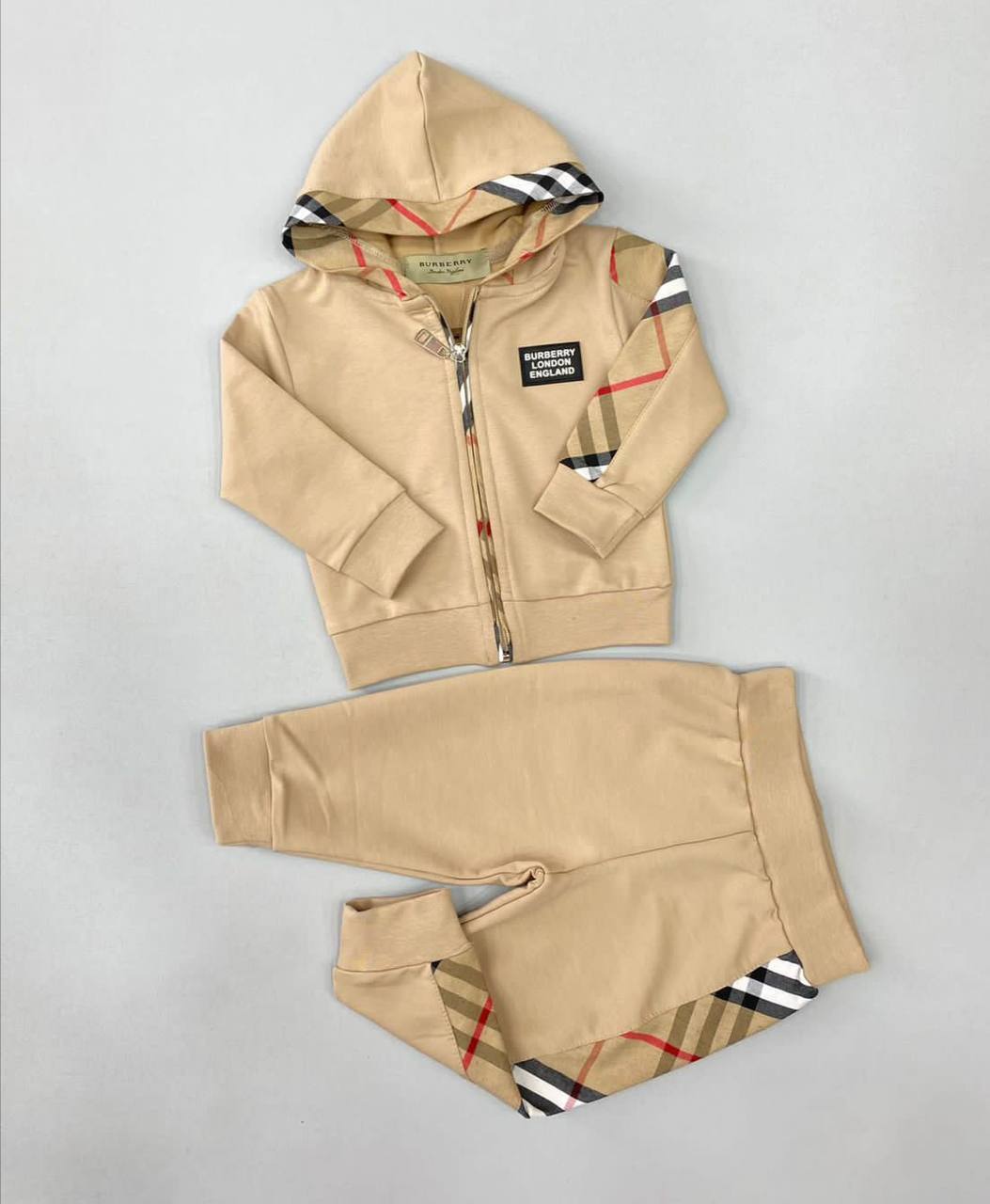 Костюм из высококачественной ткани Burberry BP-15976 Костюм из высококачественной ткани Burberry BP-15976