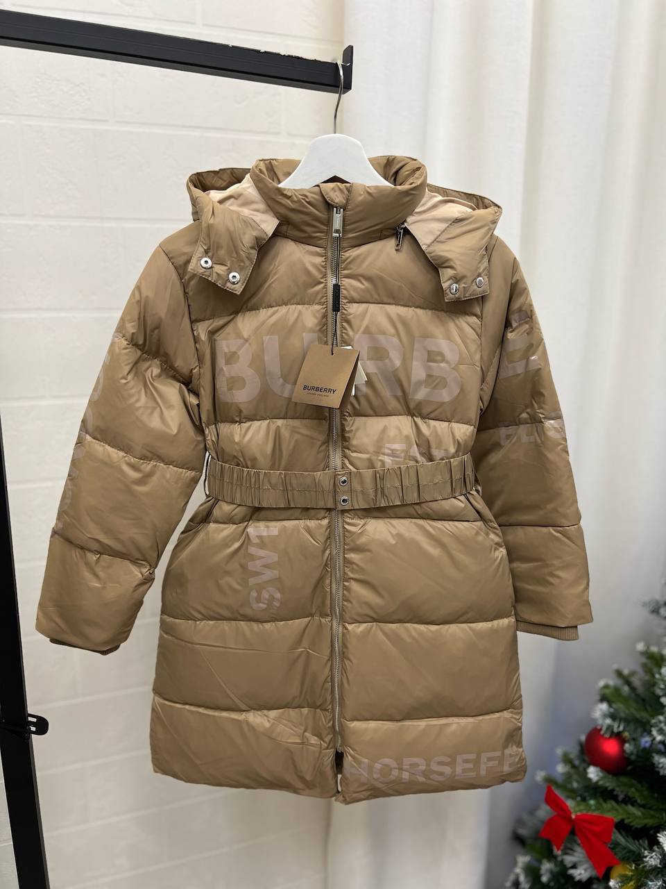 Пуховик из высококачественного материала Burberry BP-44108 Пуховик из высококачественного материала Burberry BP-44108