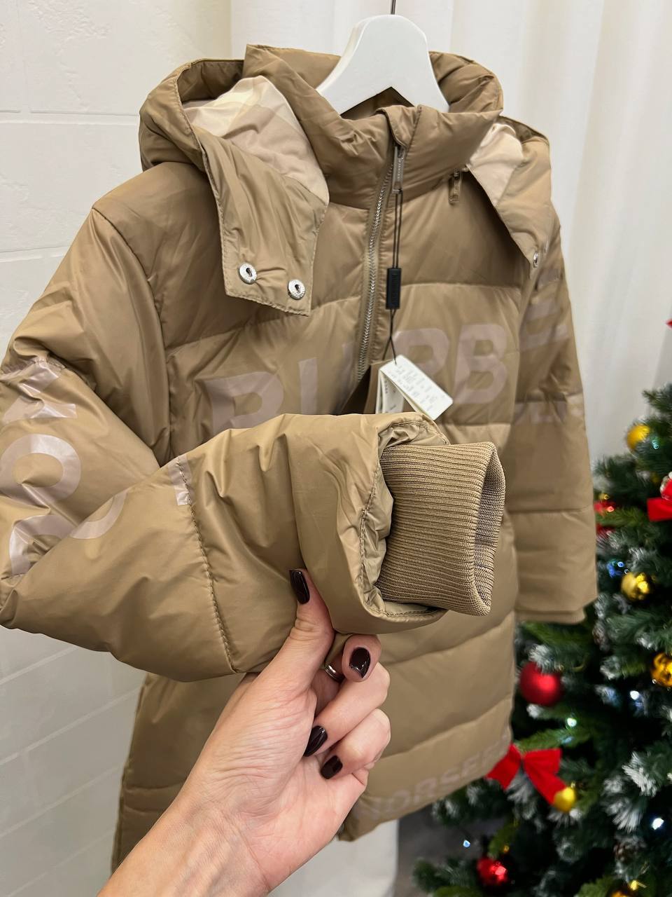 Пуховик из высококачественного материала Burberry BP-44108 Пуховик из высококачественного материала Burberry BP-44108