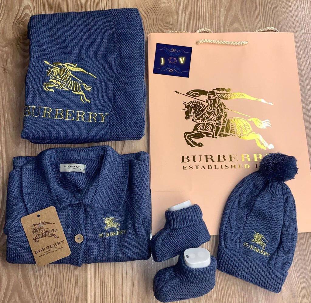 Комплект из высококачественного материала Burberry BP-24100 Комплект из высококачественного материала Burberry BP-24100