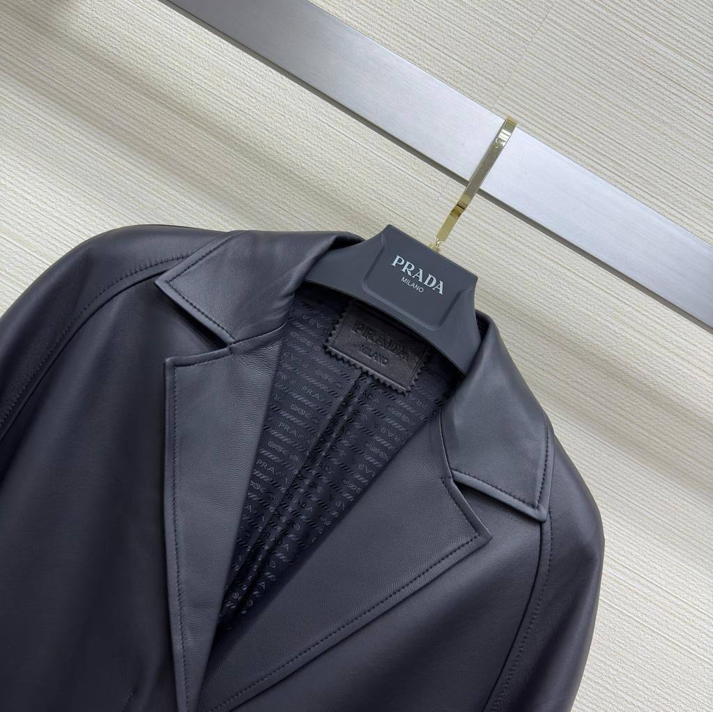 Трендовый кожаный плащ Prada BP-39778 Трендовый кожаный плащ Prada BP-39778