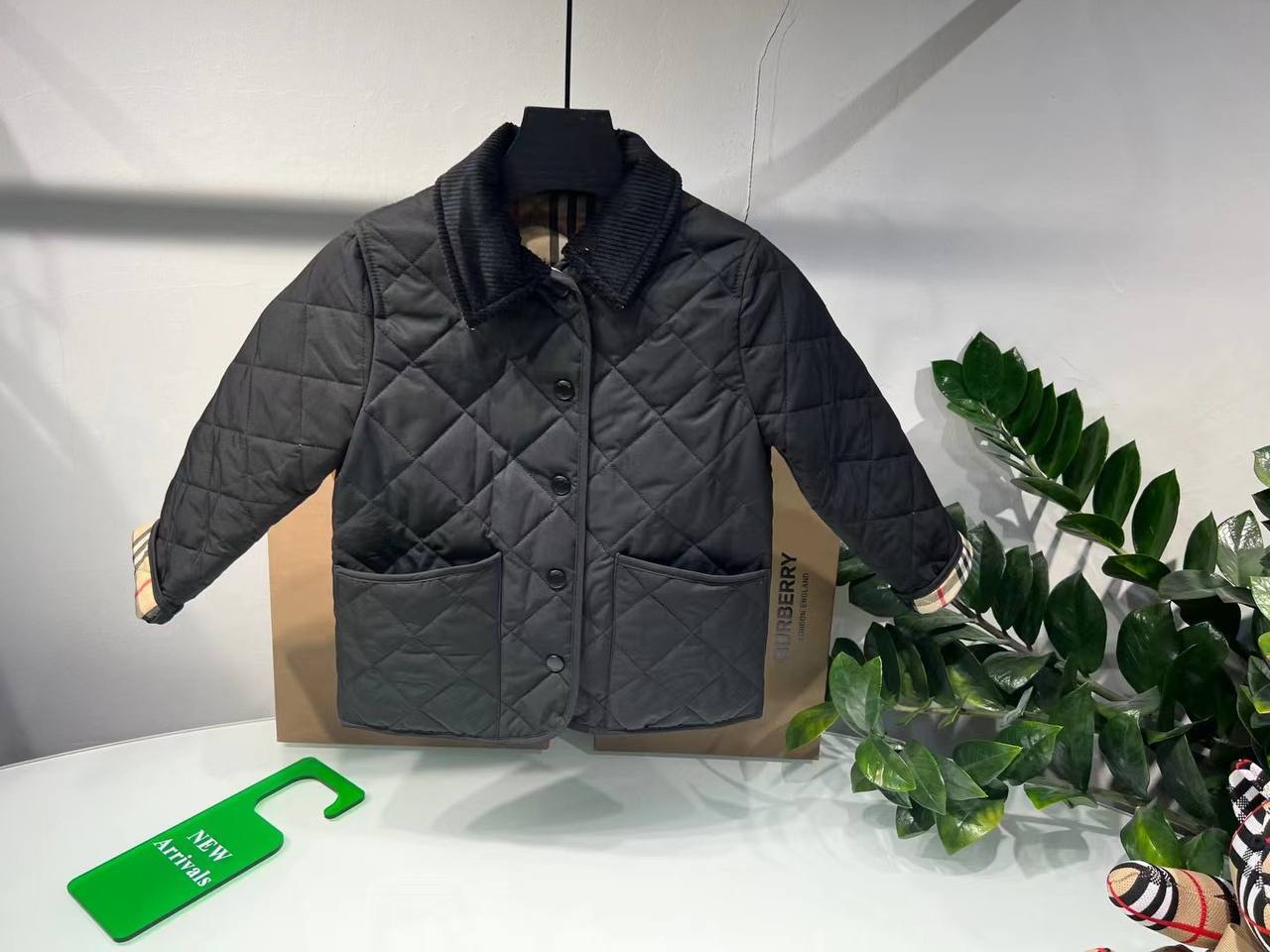 Куртка ультра из высококачественного материала Burberry BP-17971 Куртка ультра из высококачественного материала Burberry BP-17971