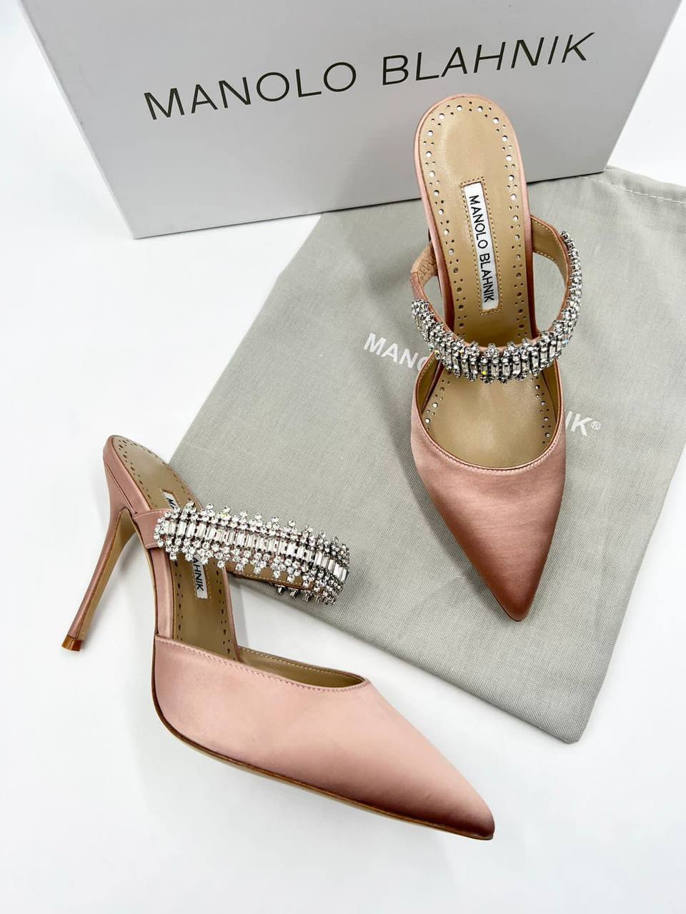 Эксклюзивные атласные мюли Lutara Manolo Blahnik BP-26351 Эксклюзивные атласные мюли Lutara Manolo Blahnik BP-26351