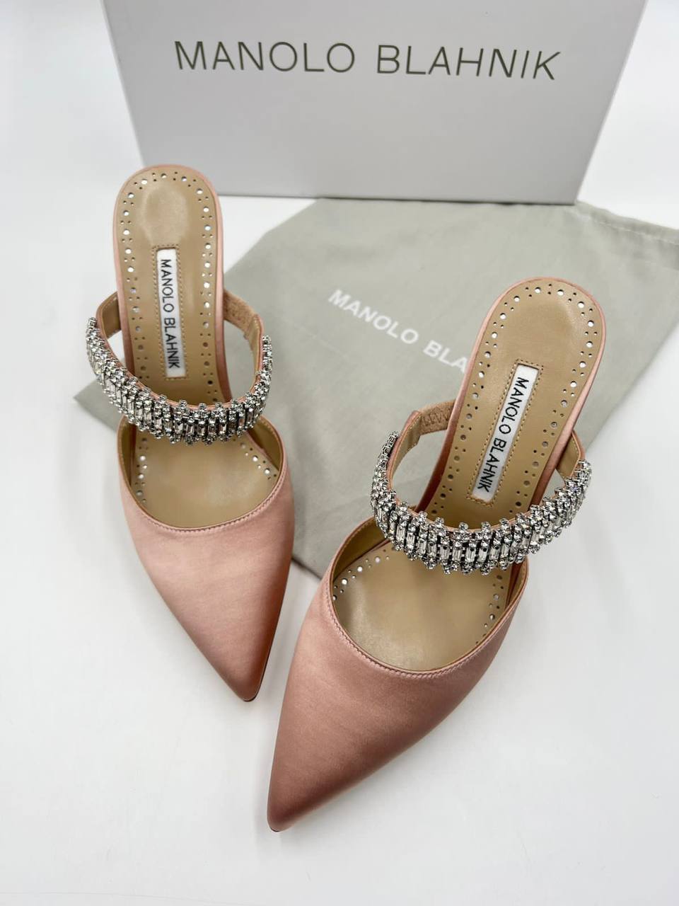 Эксклюзивные атласные мюли Lutara Manolo Blahnik BP-26351 Эксклюзивные атласные мюли Lutara Manolo Blahnik BP-26351