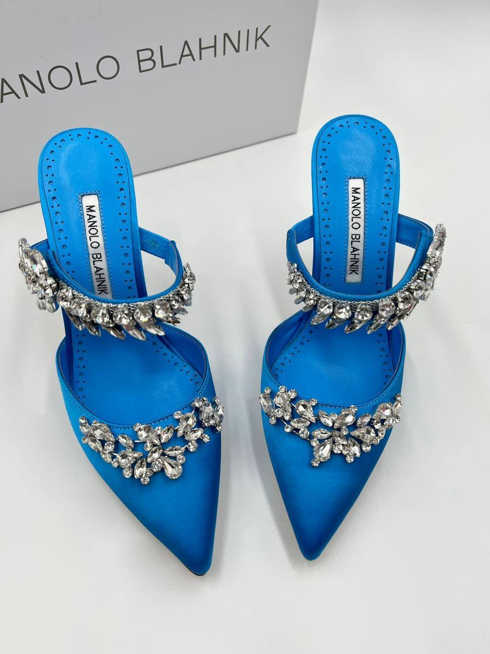 Атласные мюли Lurum Manolo Blahnik с кристаллами BP-26355 Атласные мюли Lurum Manolo Blahnik с кристаллами BP-26355