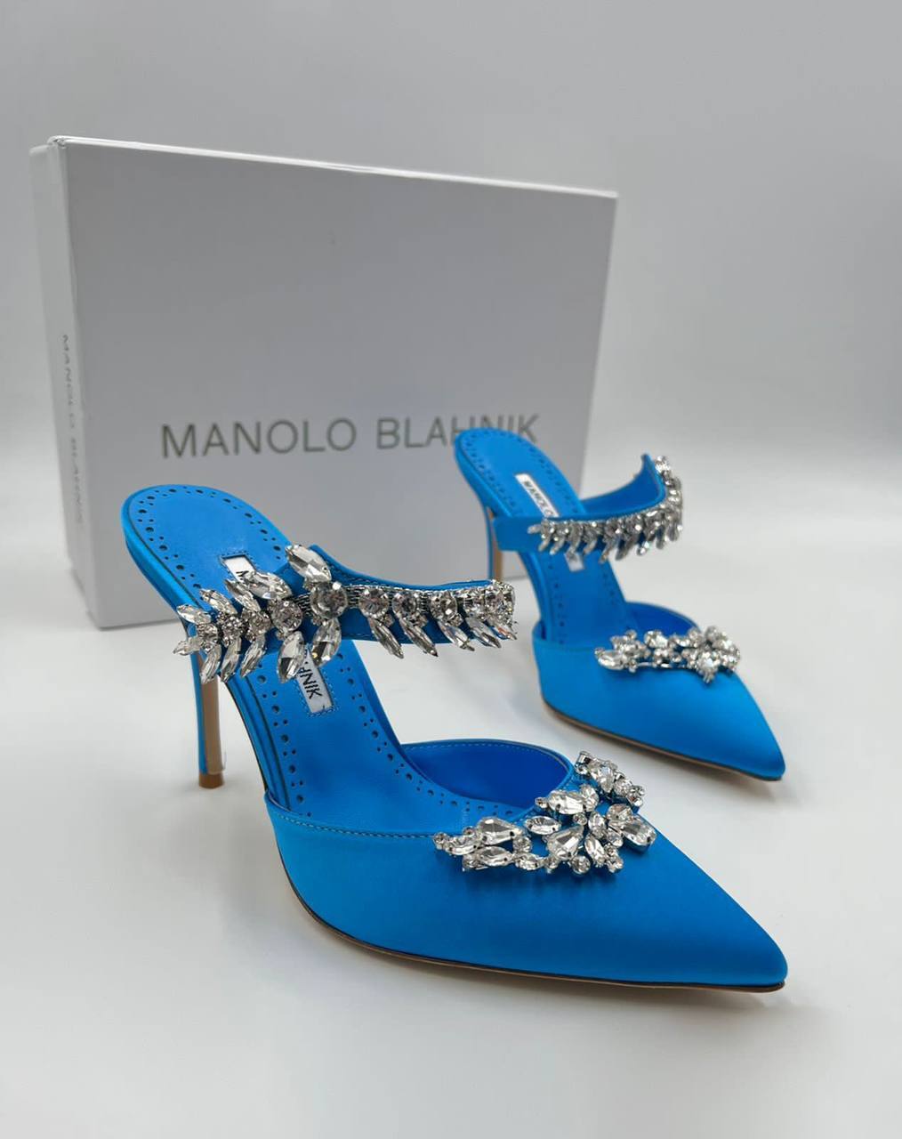Атласные мюли Lurum Manolo Blahnik с кристаллами BP-26355 Атласные мюли Lurum Manolo Blahnik с кристаллами BP-26355