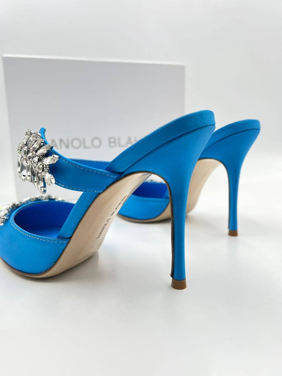Атласные мюли Lurum Manolo Blahnik с кристаллами BP-26355 Атласные мюли Lurum Manolo Blahnik с кристаллами BP-26355