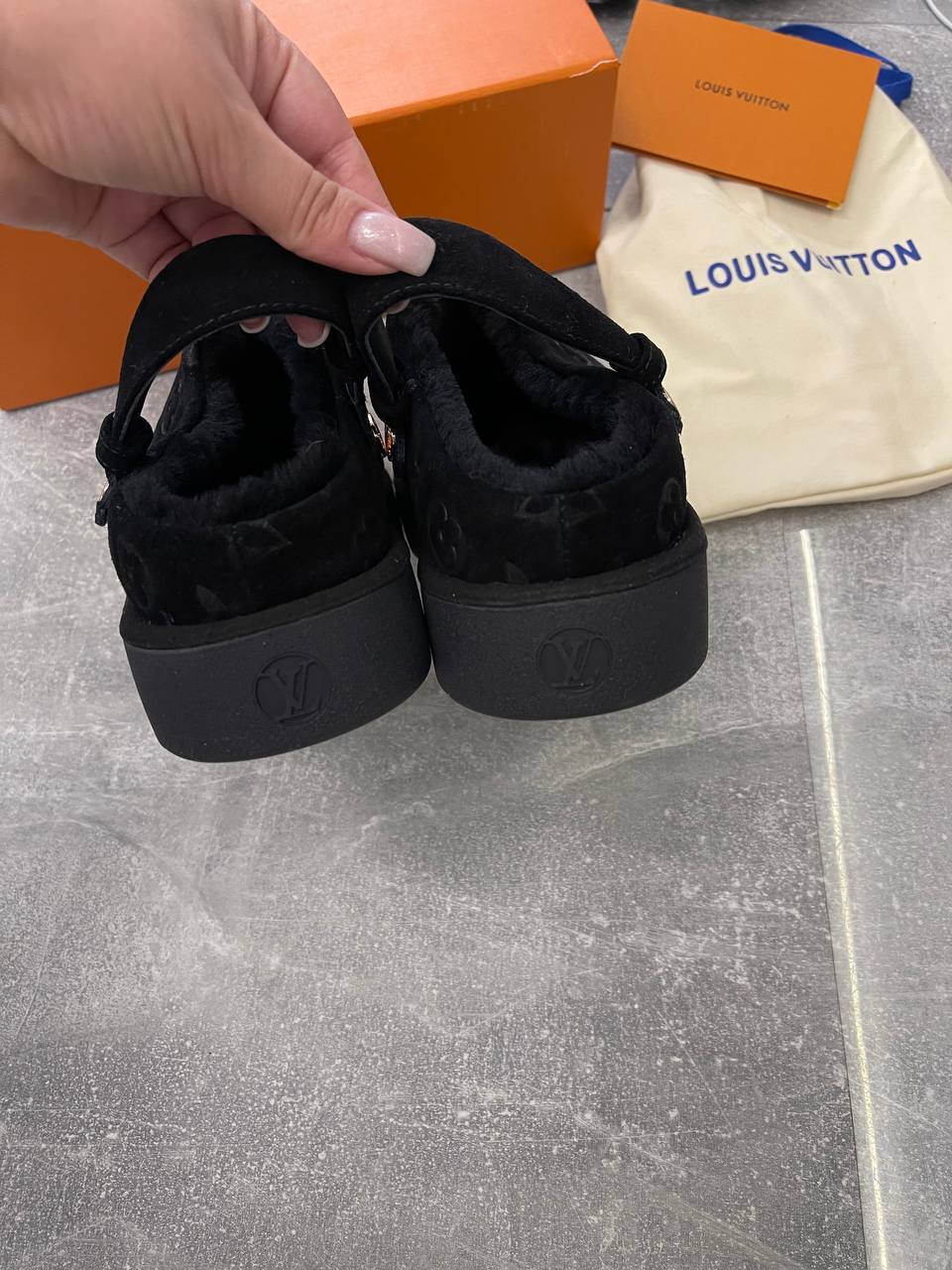 Меховые тапочки Louis Vuitton BP-43796 Меховые тапочки Louis Vuitton BP-43796