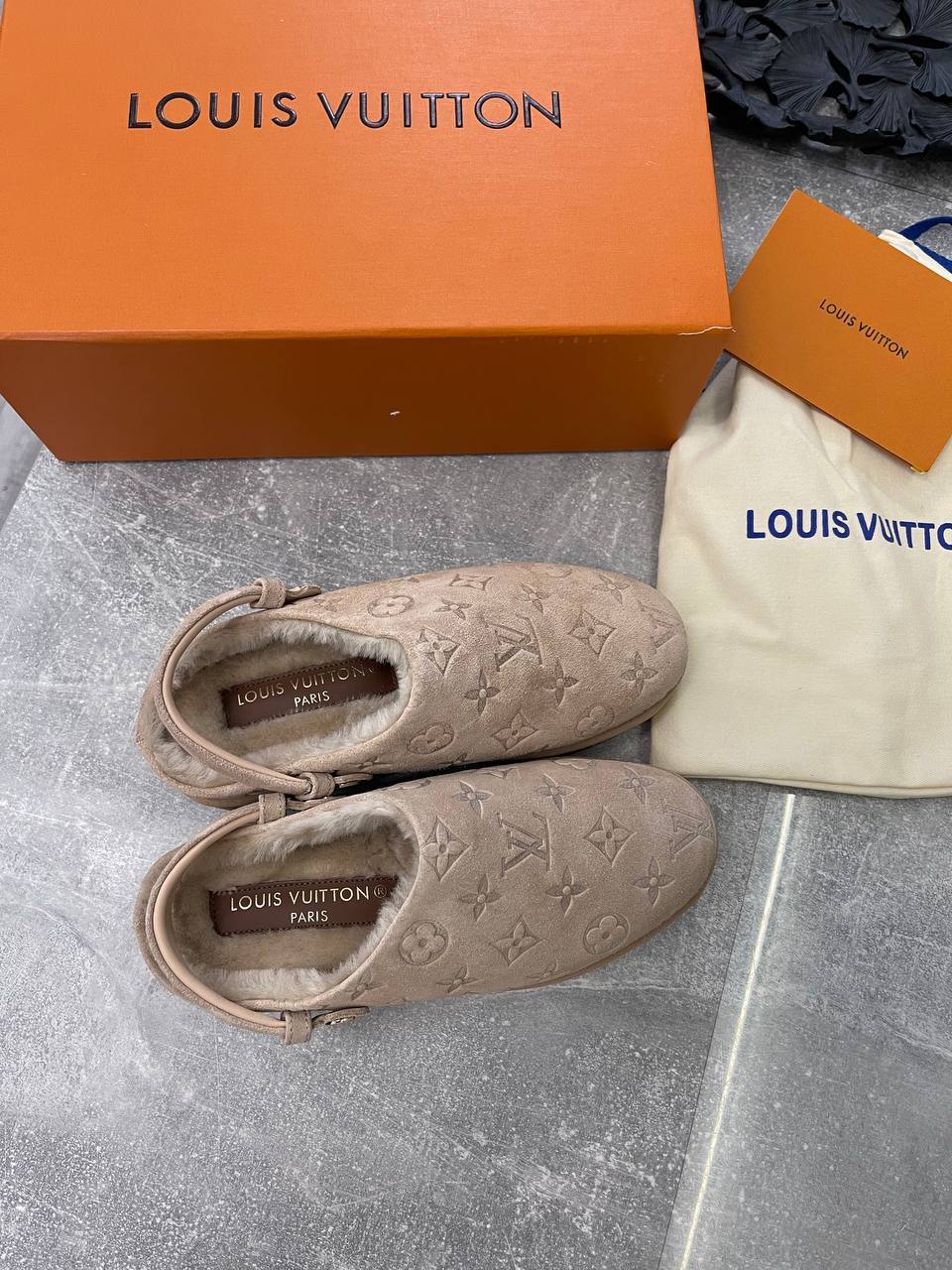 Повседневные меховые тапочки Louis Vuitton BP-43795 Повседневные меховые тапочки Louis Vuitton BP-43795