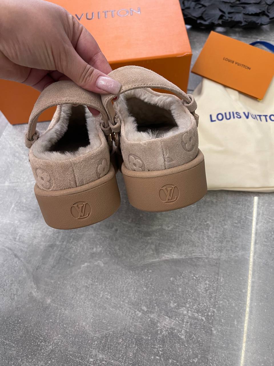 Повседневные меховые тапочки Louis Vuitton BP-43795 Повседневные меховые тапочки Louis Vuitton BP-43795