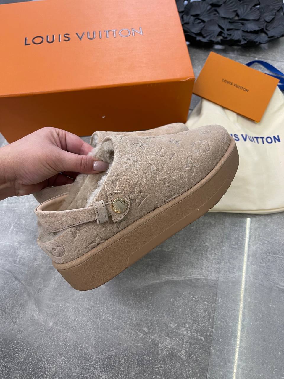 Повседневные меховые тапочки Louis Vuitton BP-43795 Повседневные меховые тапочки Louis Vuitton BP-43795