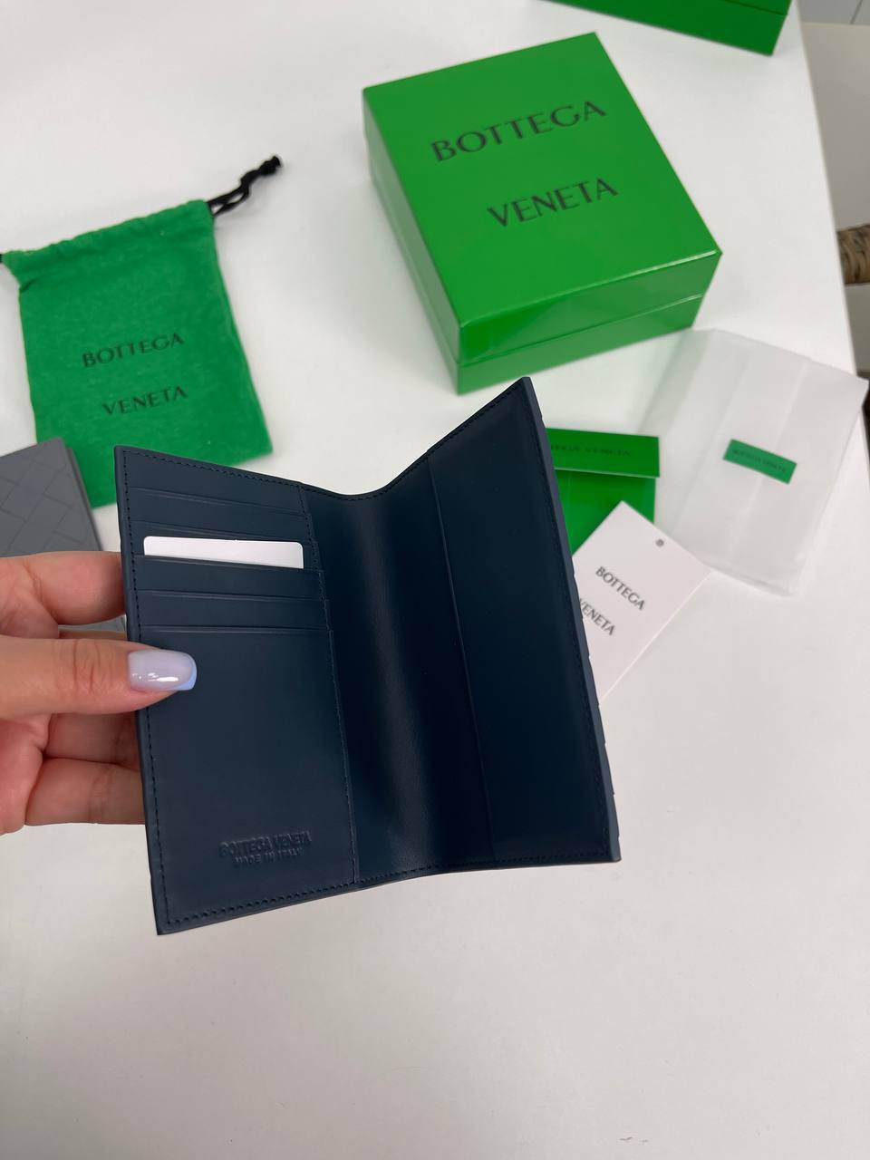 Обложка для паспорта стильная Bottega Veneta BP-31874 Обложка для паспорта стильная Bottega Veneta BP-31874