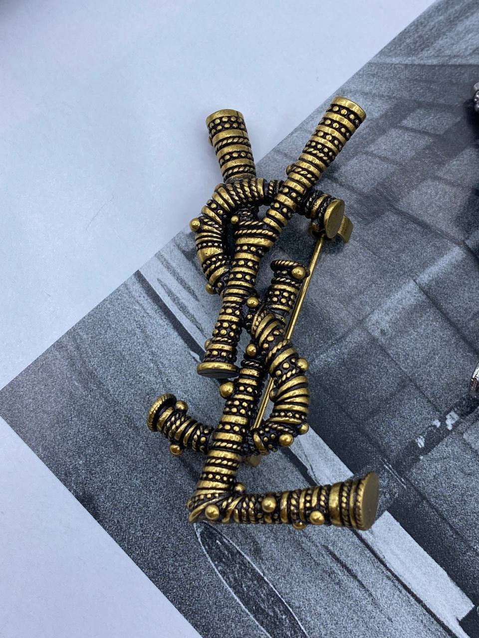 Элитная брошь Yves Saint Laurent BP-31828 Элитная брошь Yves Saint Laurent BP-31828