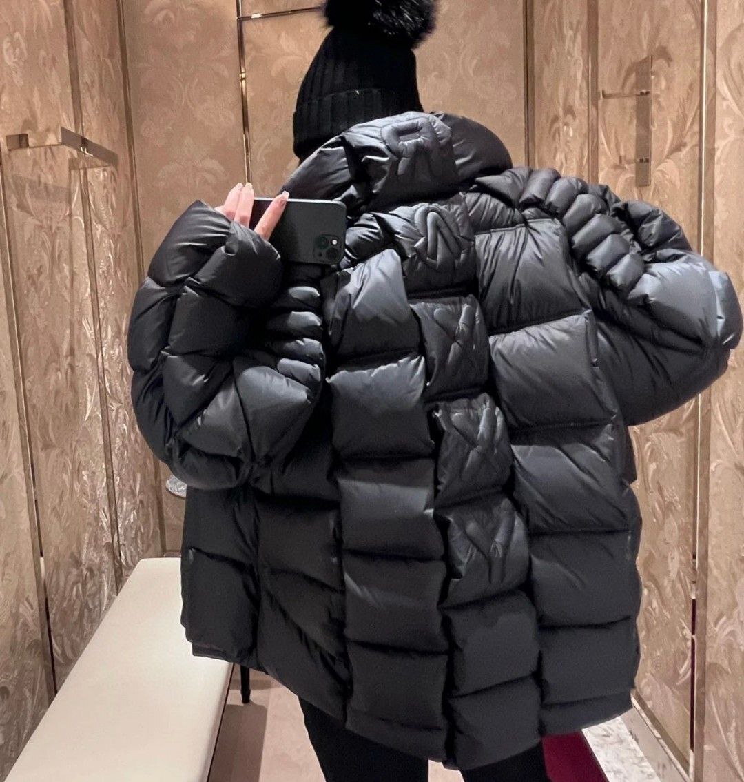 Дизайнерский пуховик с рельефным текстом черный Moncler BP-245784 Дизайнерский пуховик с рельефным текстом черный Moncler BP-245784