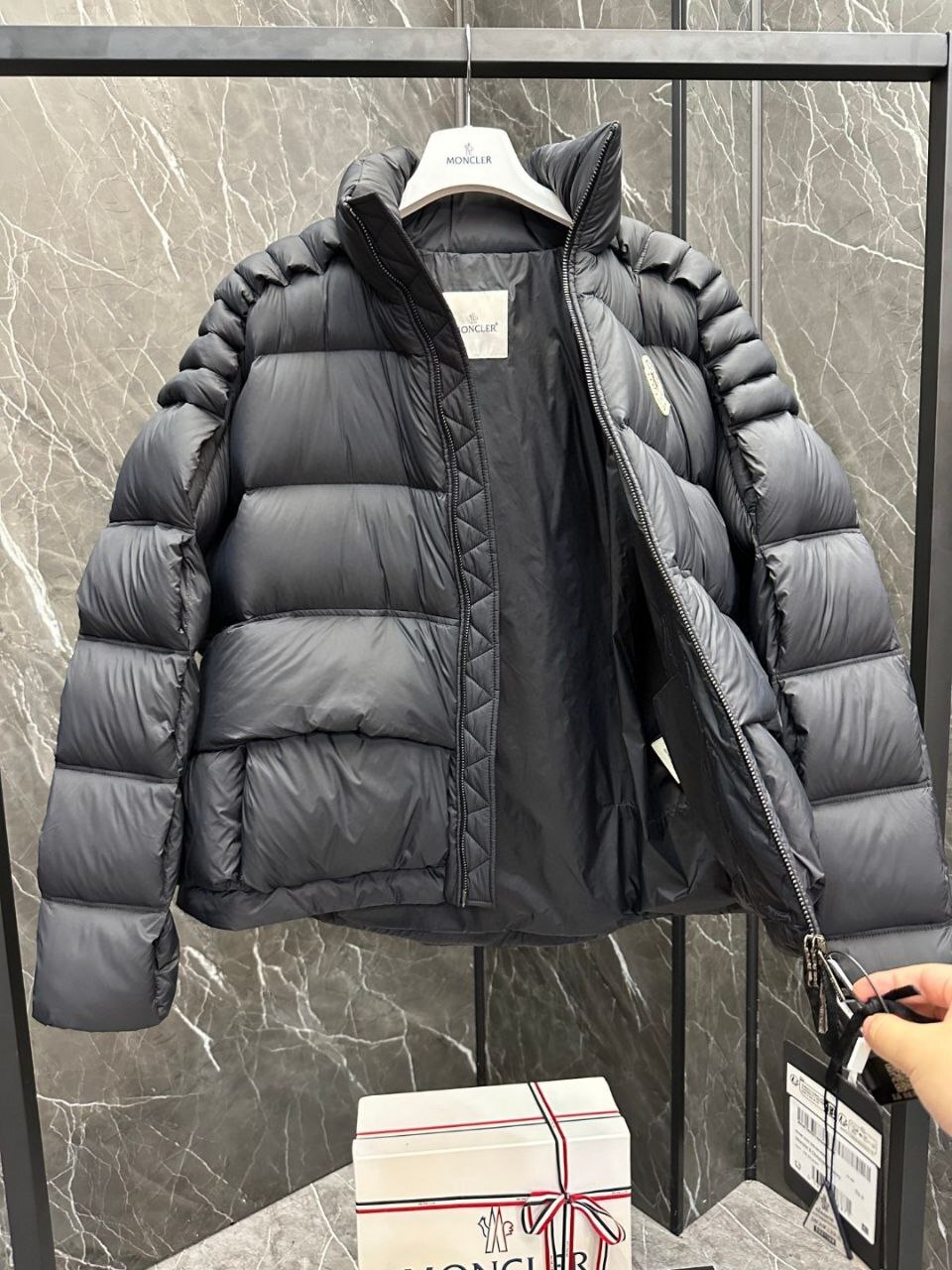 Дизайнерский пуховик с рельефным текстом черный Moncler BP-245784 Дизайнерский пуховик с рельефным текстом черный Moncler BP-245784