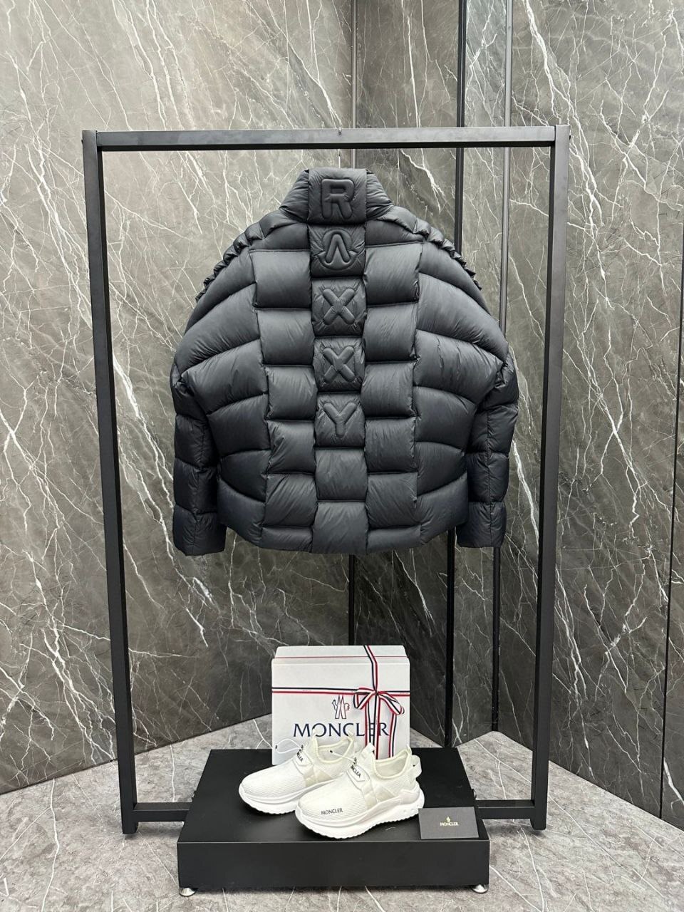 Дизайнерский пуховик с рельефным текстом черный Moncler BP-245784 Дизайнерский пуховик с рельефным текстом черный Moncler BP-245784