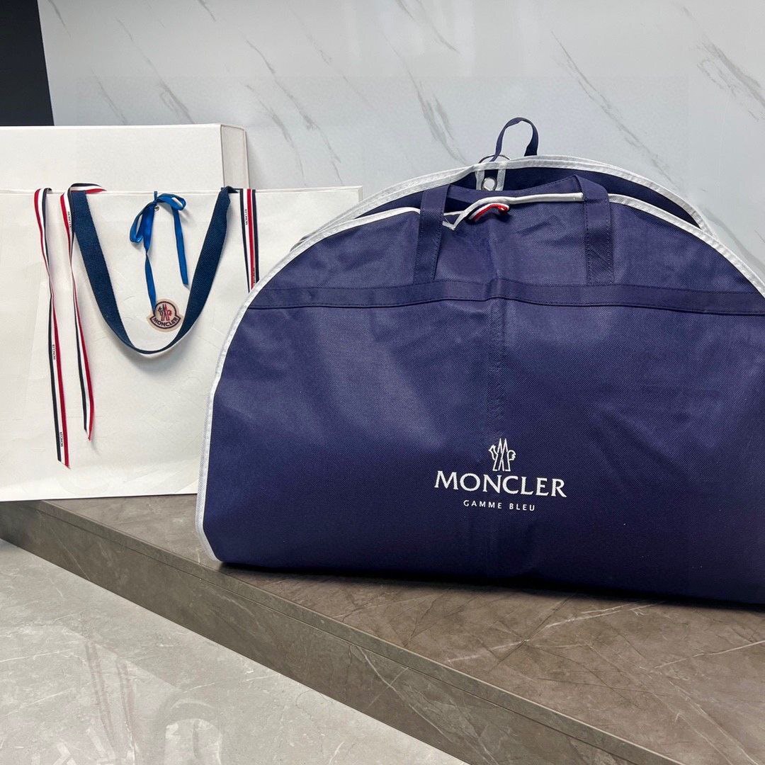 Дизайнерский пуховик с рельефным текстом черный Moncler BP-245784 Дизайнерский пуховик с рельефным текстом черный Moncler BP-245784