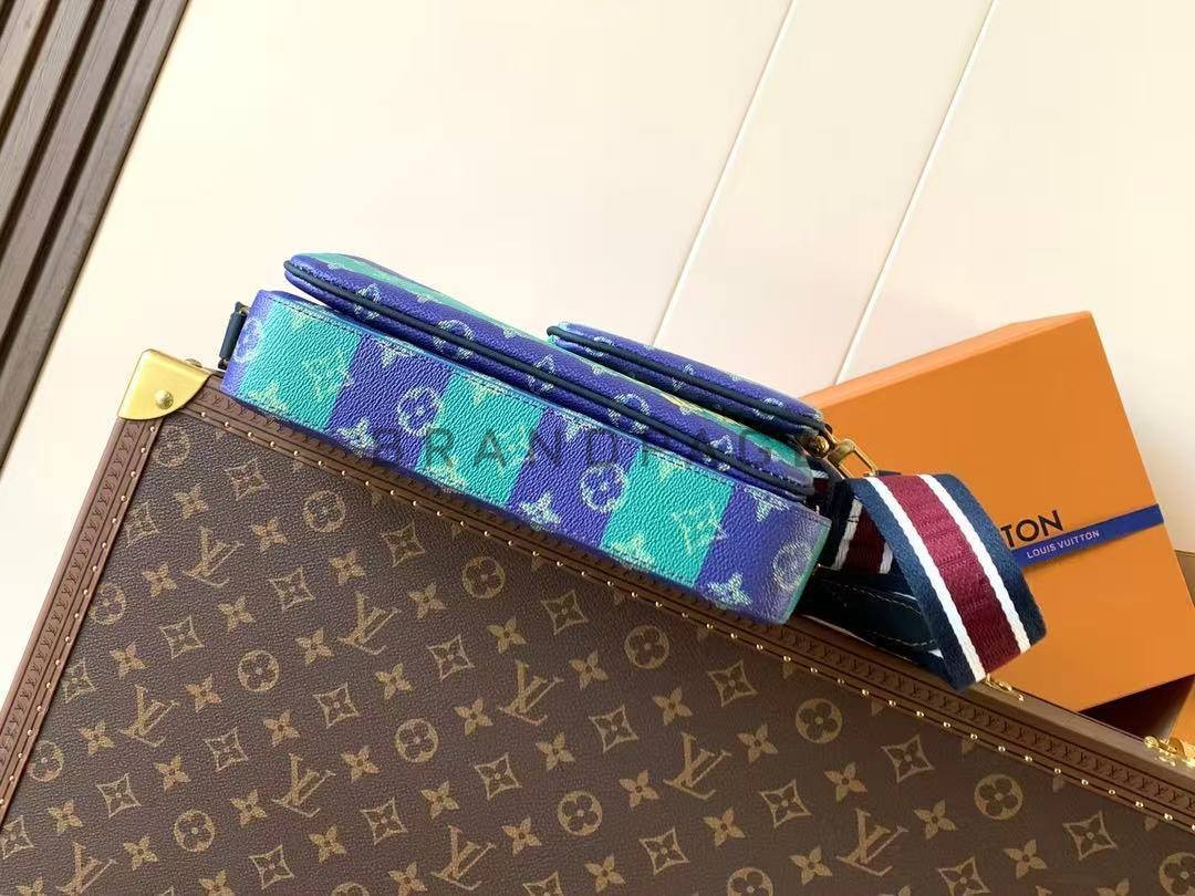 Клатч из вощенной канвы Louis Vuitton BPLUX13193