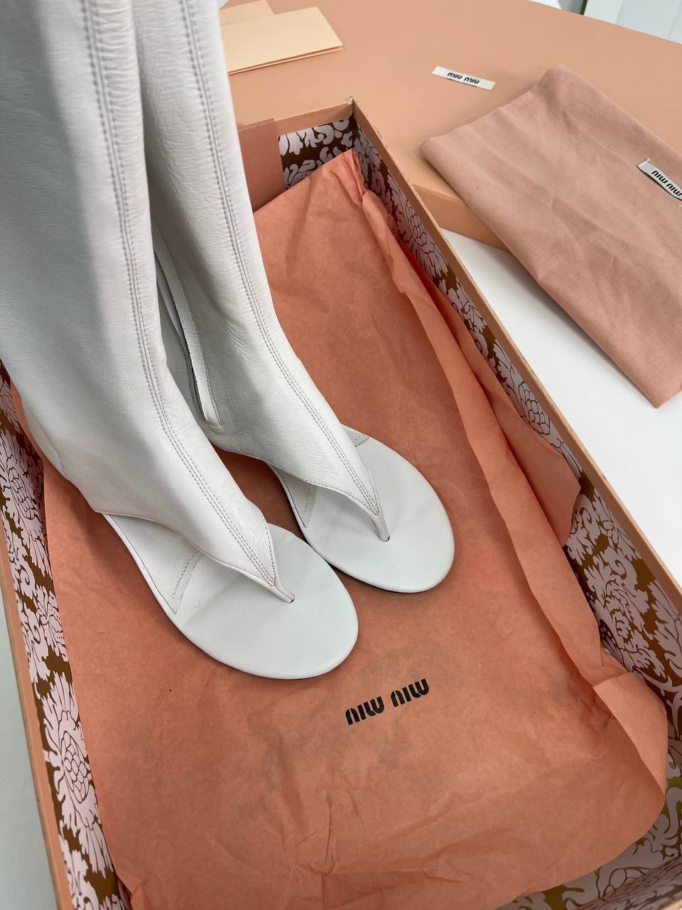 Сапоги-стринги Miu Miu из эластичной кожи наппа BP-33419 Сапоги-стринги Miu Miu из эластичной кожи наппа BP-33419