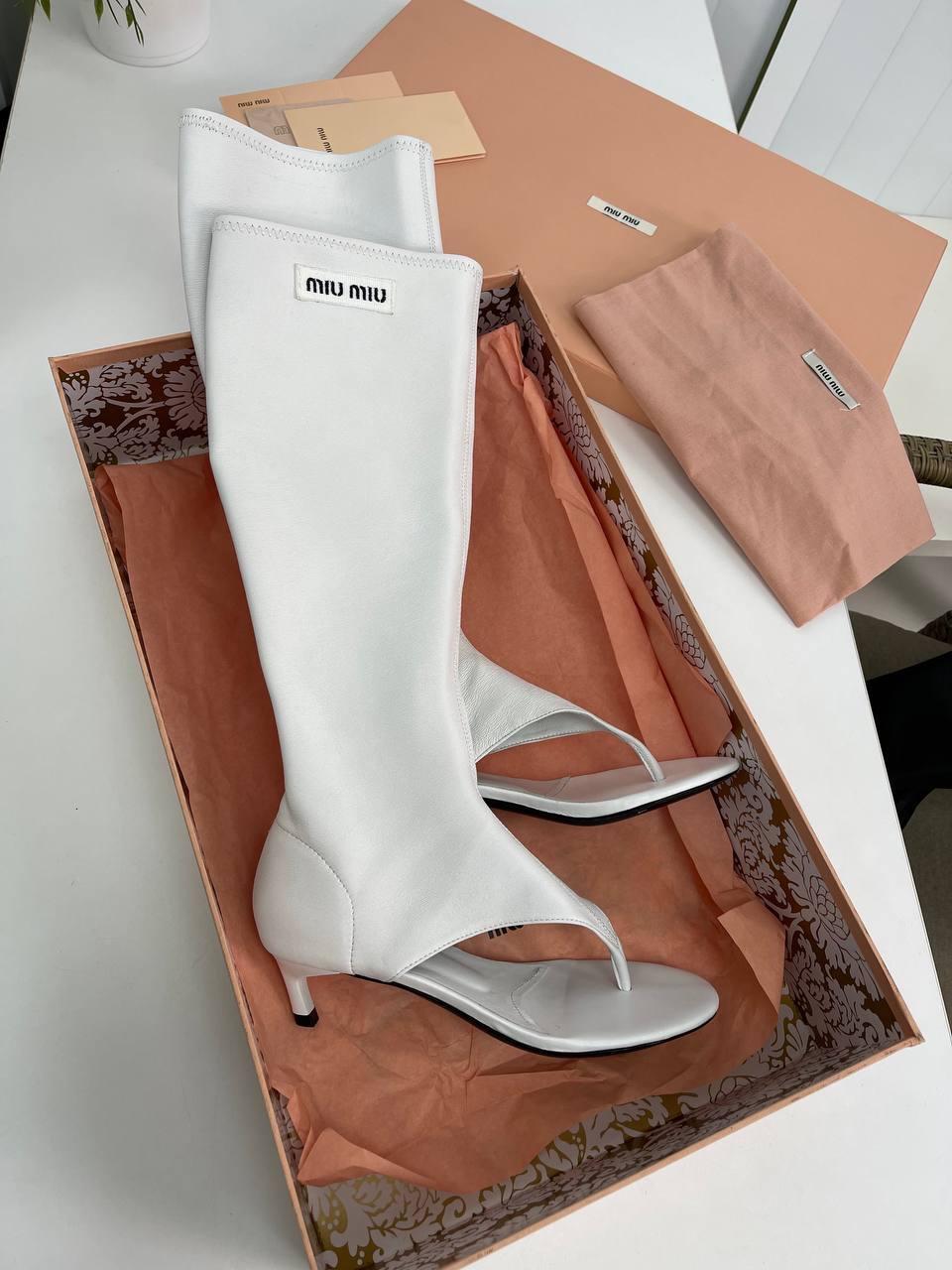 Сапоги-стринги Miu Miu из эластичной кожи наппа BP-33419 Сапоги-стринги Miu Miu из эластичной кожи наппа BP-33419