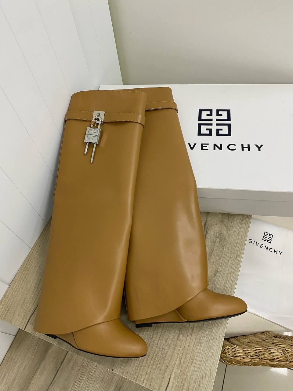 Трендовые сапоги Givenchy BP-25405 Трендовые сапоги Givenchy BP-25405