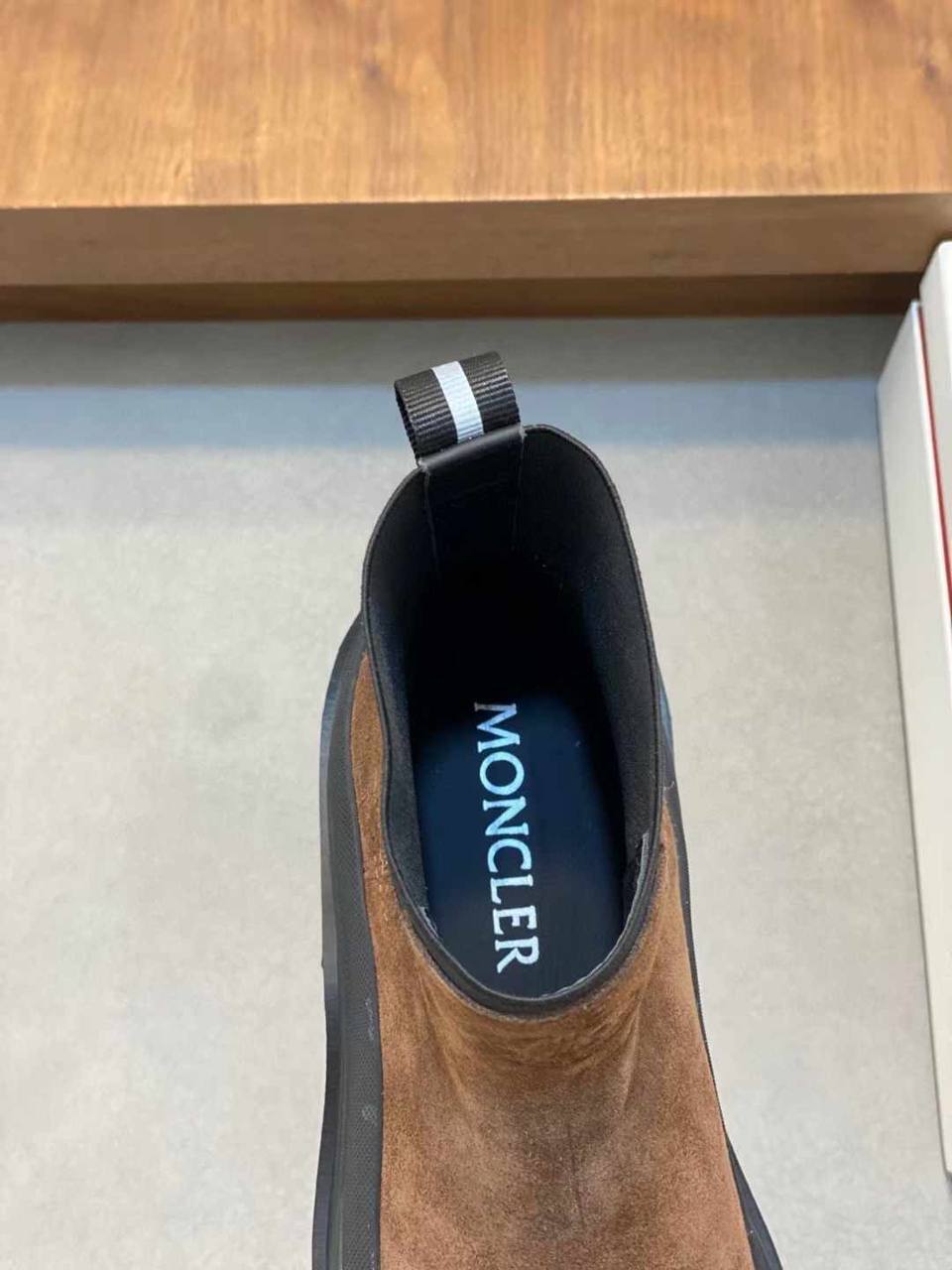 Замшевые челси коричневые на каучуковой подошве Moncler BP-366101 Замшевые челси коричневые на каучуковой подошве Moncler BP-366101