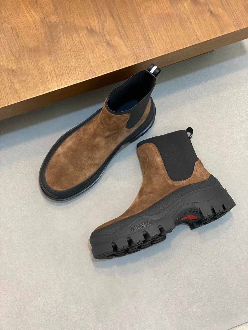 Замшевые челси коричневые на каучуковой подошве Moncler BP-366101 Замшевые челси коричневые на каучуковой подошве Moncler BP-366101