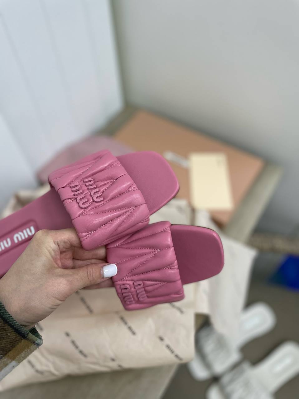 Дизайнерские шлепанцы Miu Miu BP-30735 Дизайнерские шлепанцы Miu Miu BP-30735