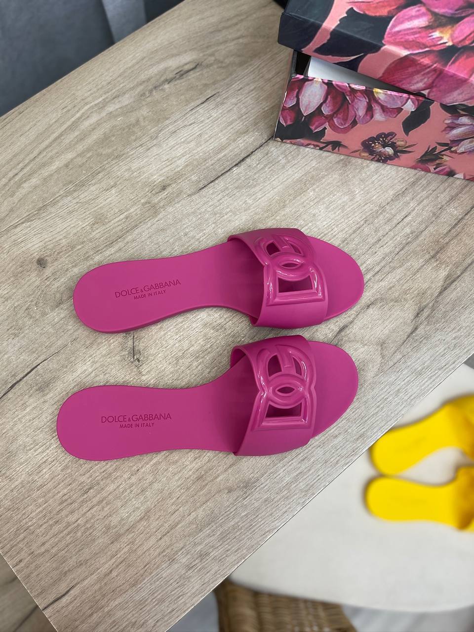 Трендовые шлепанцы Dolce & Gabbana BP-51205 Трендовые шлепанцы Dolce & Gabbana BP-51205