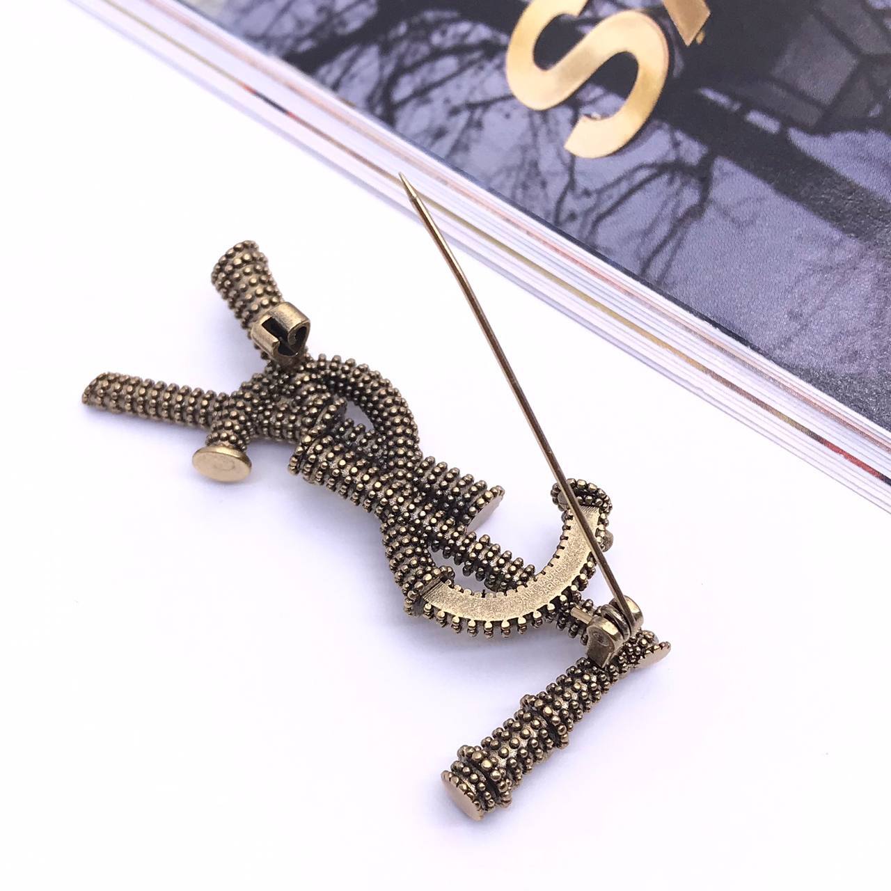 Трендовая брошь Yves Saint Laurent BP-27122 Трендовая брошь Yves Saint Laurent BP-27122