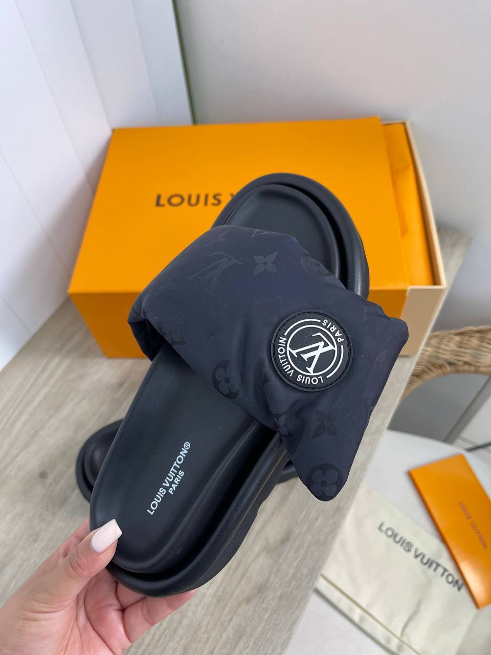 Louis Vuitton BP-17855 шлёпанцы дизайнерские Louis Vuitton BP-17855 шлёпанцы дизайнерские