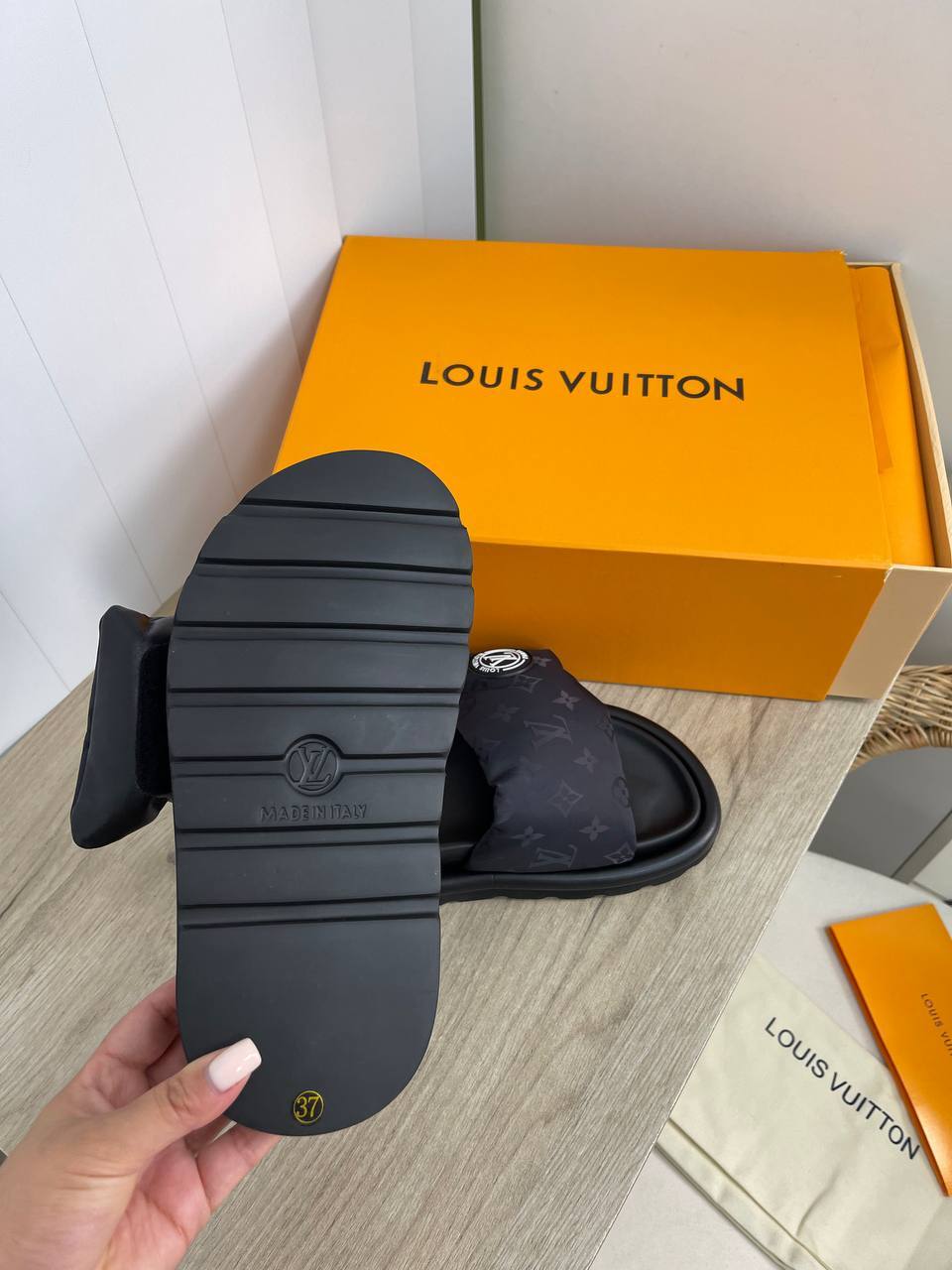 Louis Vuitton BP-17855 шлёпанцы дизайнерские Louis Vuitton BP-17855 шлёпанцы дизайнерские