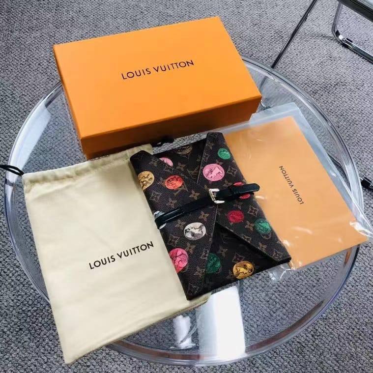 Карандаши Louis Vuitton в стильном футляре премиум-класса Карандаши Louis Vuitton в стильном футляре премиум-класса
