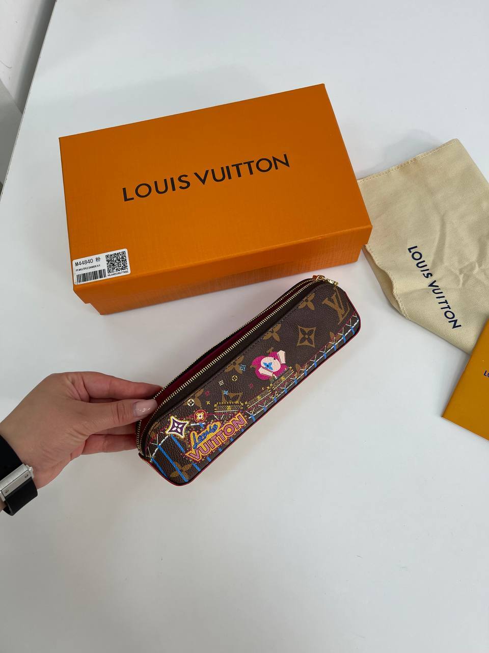 Пенал Louis Vuitton стильный аксессуар для хранения письменных принадлежностей Пенал Louis Vuitton стильный аксессуар для хранения письменных принадлежностей