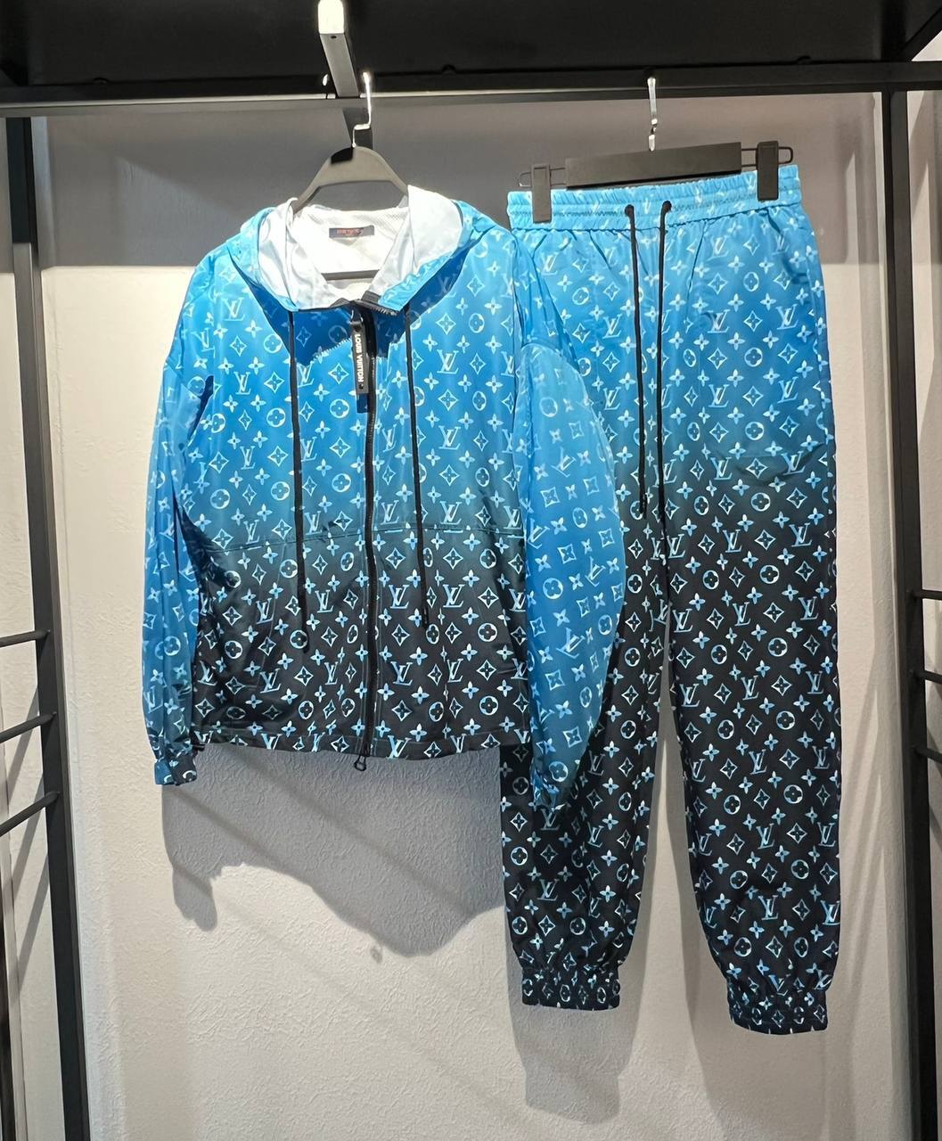 Louis Vuitton спортивный костюм BP-26241 элитный Louis Vuitton спортивный костюм BP-26241 элитный