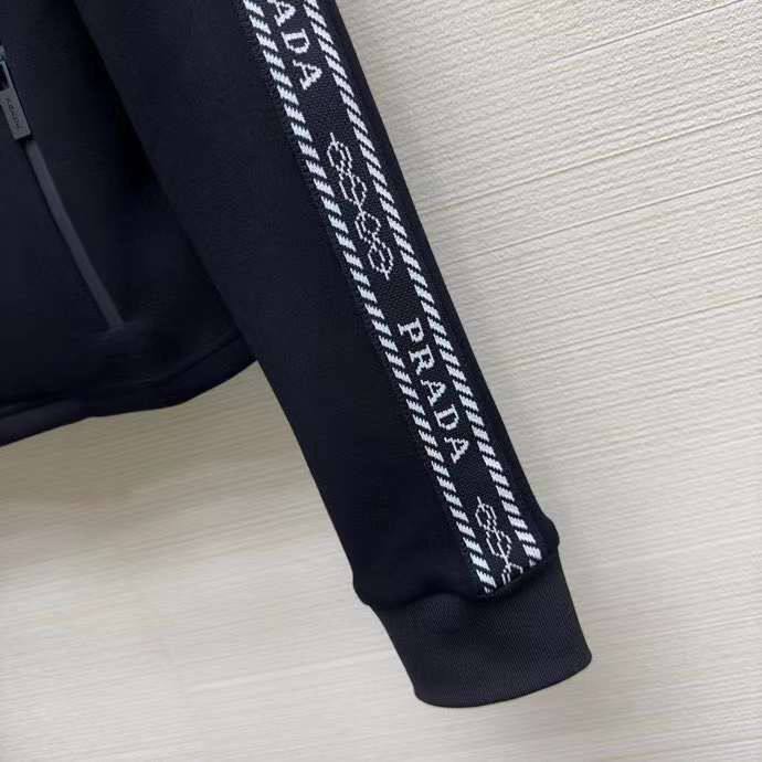 Люксовый спортивный костюм Prada BP-40817 Люксовый спортивный костюм Prada BP-40817