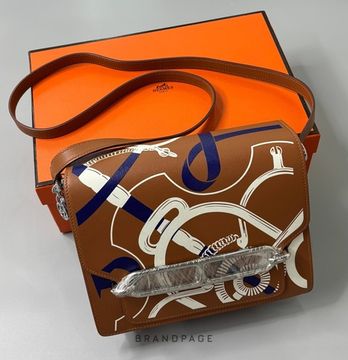 Сумка коричневая с белым и синим рисунком от Hermès BP5-780415