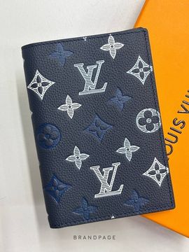 Обложка для паспорта тёмно-синяя с бело-синими монограммами от Louis Vuitton BP5-938106