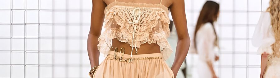 Бодичейн на бедрах: как ювелирная цепь стала символом лета 2025