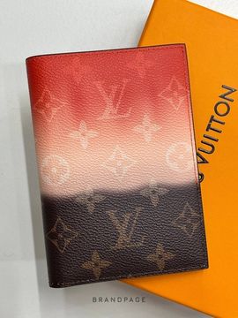 Обложка для паспорта красно-бежево-коричневая от Louis Vuitton BP5-786363