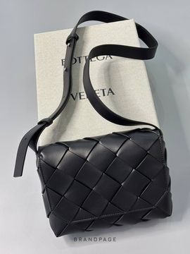 Сумка-кроссбоди чёрная с зелёной изнанкой клапана от Bottega Veneta BP5-689049